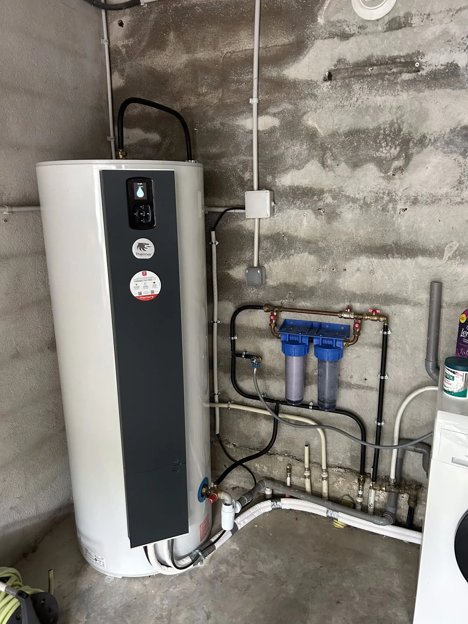 Ballon d'eau chaude thermodynamique installé par CMVR avec filtration et raccordement plomberie