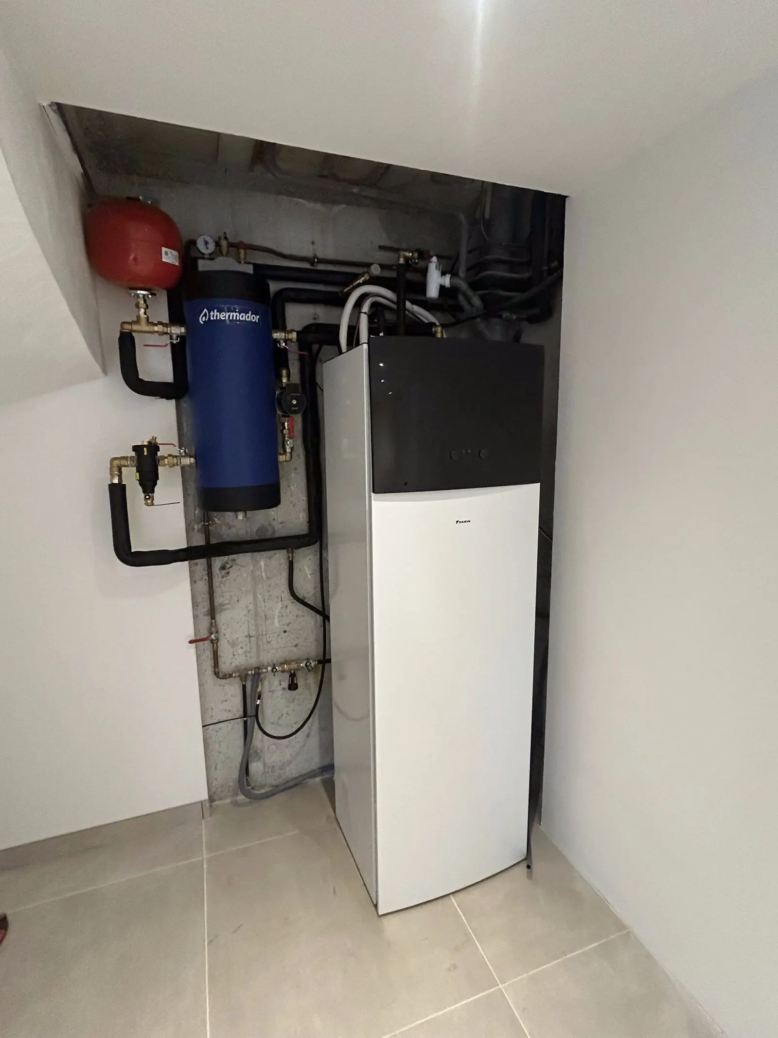 Pompe à chaleur Daikin et ballon Thermador raccordés avec une tuyauterie de chauffage soignée par CMVR