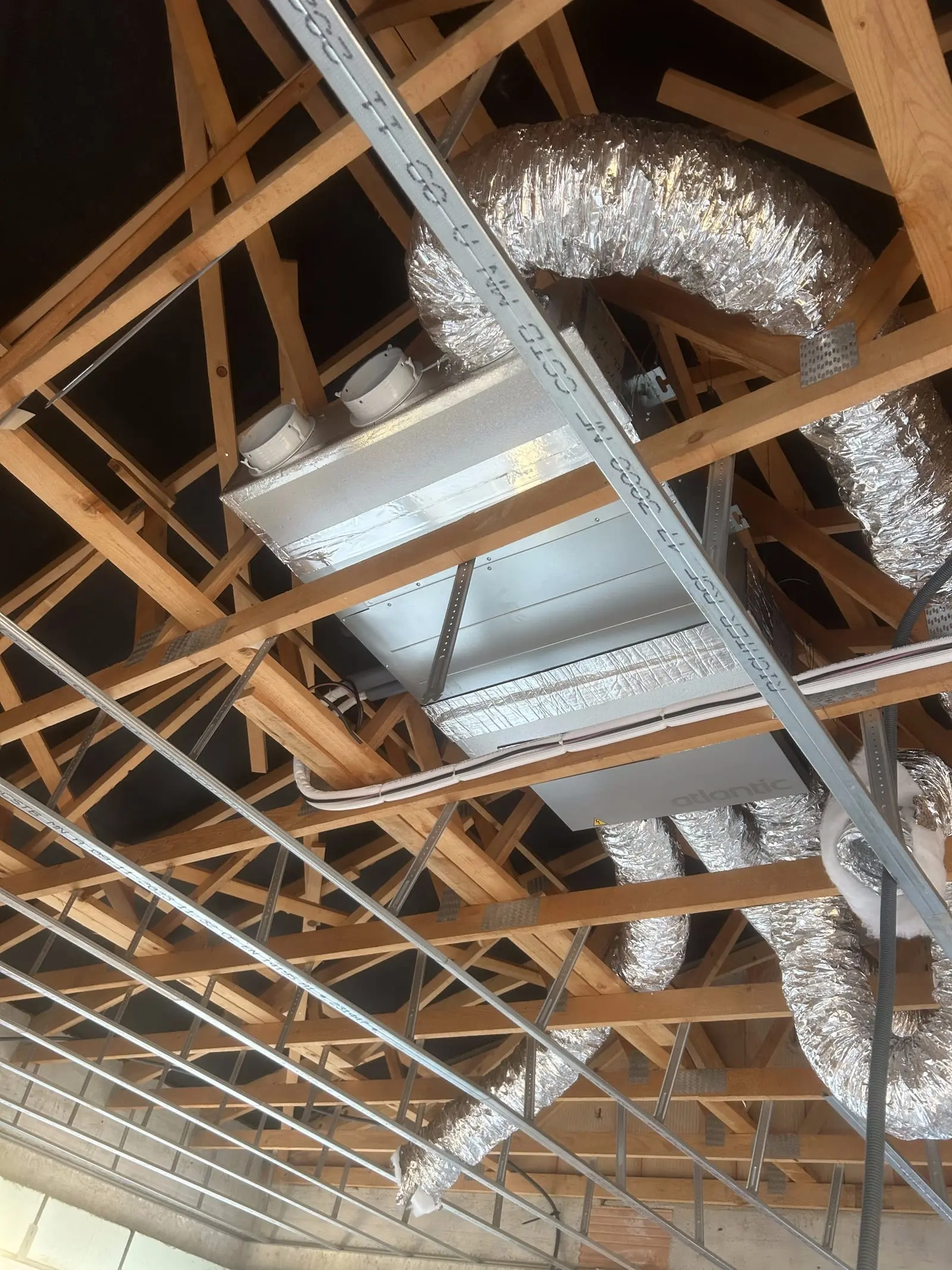 Caisson de distribution d'air gainable et gaines isolées posés en combles d'une villa à Mougins
